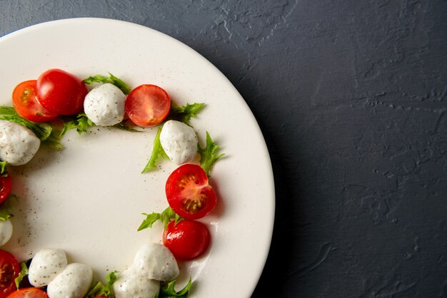 Close-upfoto van caprese salade op plaat