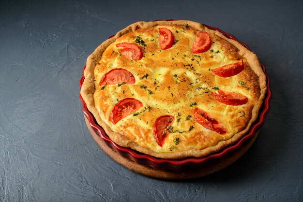 Close-upfoto van de quichelotharingen pastei met tomaten