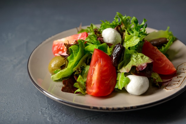 Close-upfoto van de verse salade van de de lentevitamine, gezond voedsel met groenten