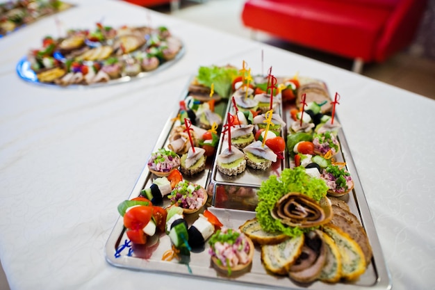 Close-upfoto van zoute snacks gemaakt met vlees op tafel