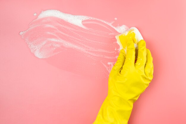 Close-uphand met handschoen het schoonmaken