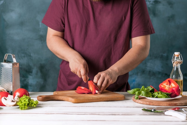 Close-uphand van chef-kokbakker die pizza maken bij keuken