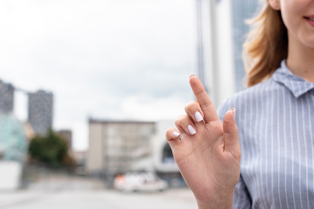 Close-uphand van vrouw in openlucht