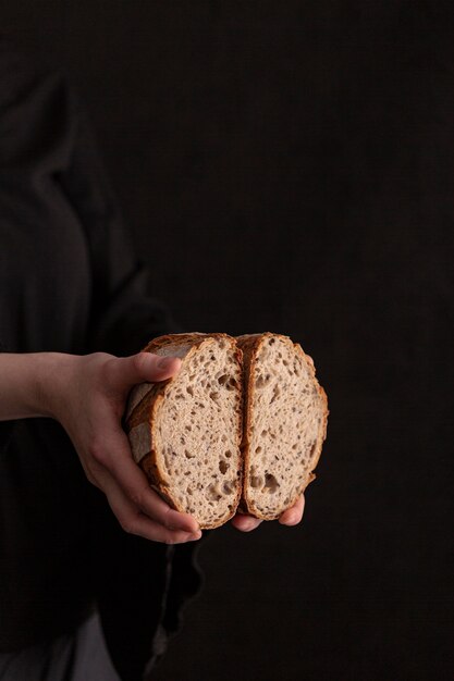 Close-uphanden die brood houden