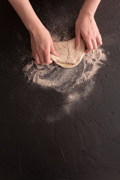 Close-uphanden die brood maken