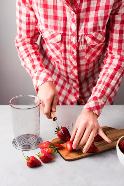 Close-uphanden die fruit snijden