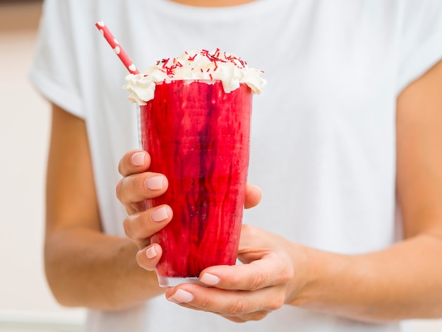 Close-uphanden die rood glas houden