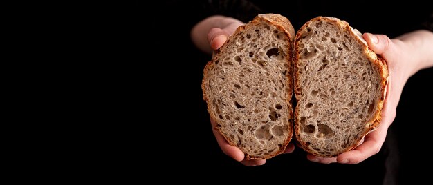 Close-uphanden die smakelijk brood houden
