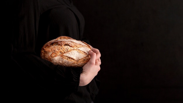 Close-uphanden die smakelijk brood houden