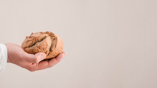 Close-uphanden met brood en exemplaar-ruimte