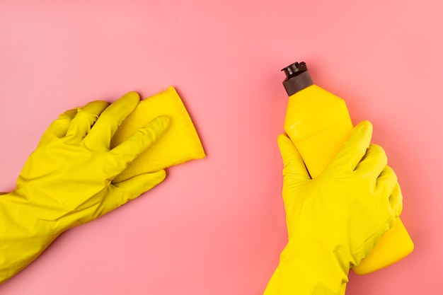 Close-uphanden met handschoenen het schoonmaken