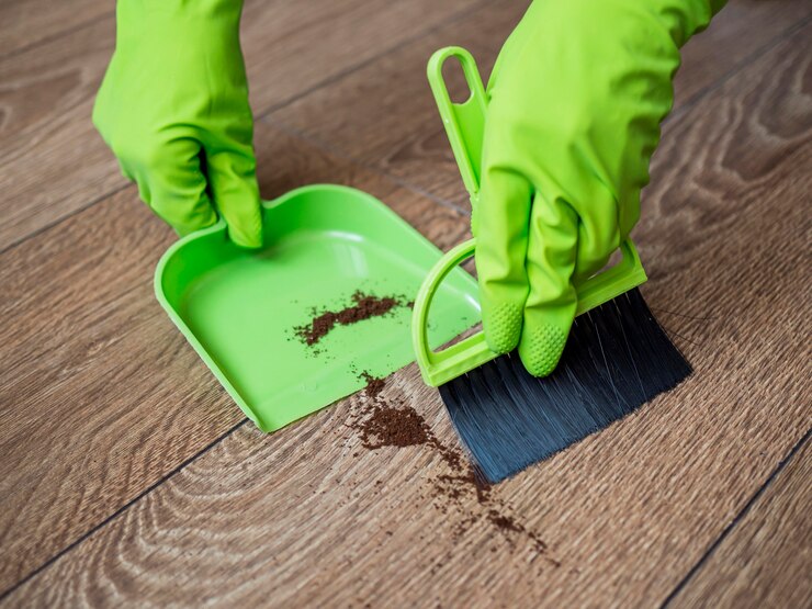 Gratis Foto close-uphanden met het rubberen handschoenen schoonmaken