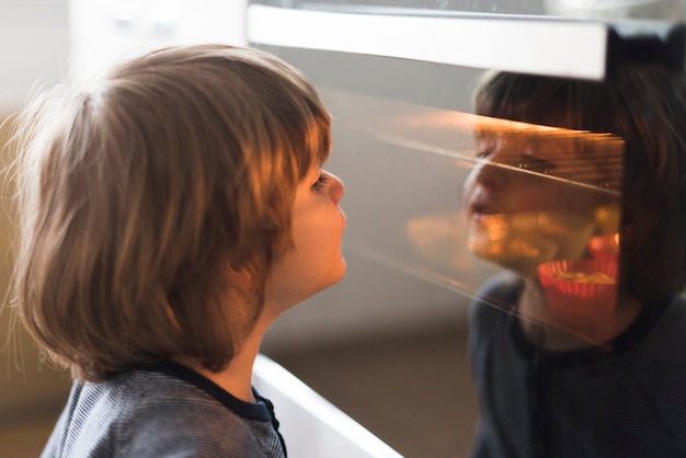 Close-upjong geitje die oven bekijken