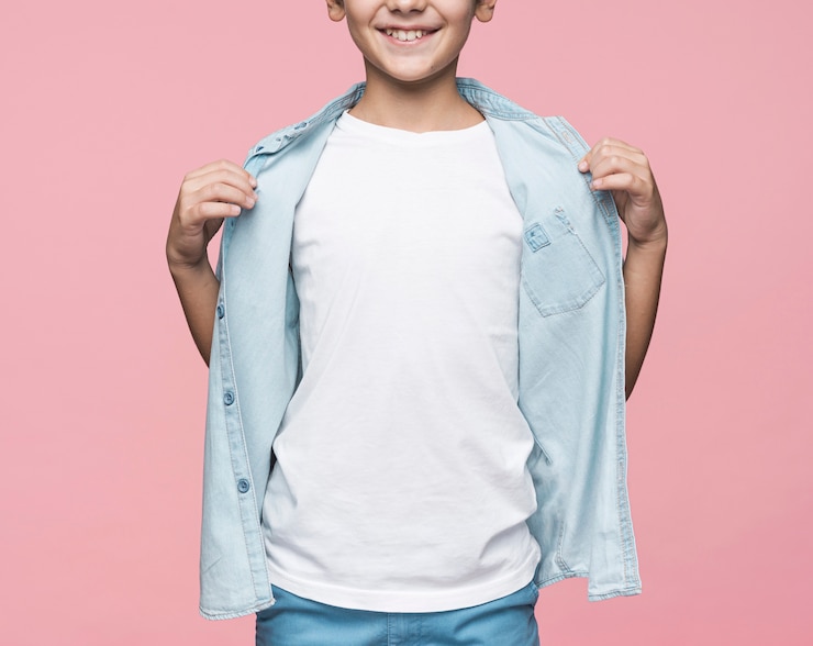 Gratis Foto close-upjongen die overhemd tonen