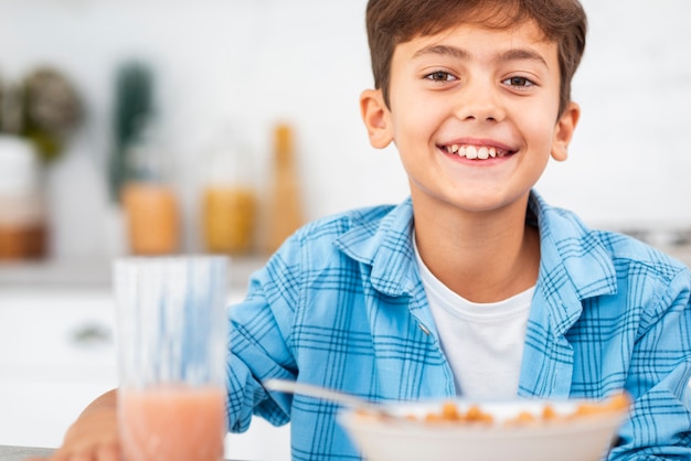 Gratis foto close-upjongen thuis in de ochtend