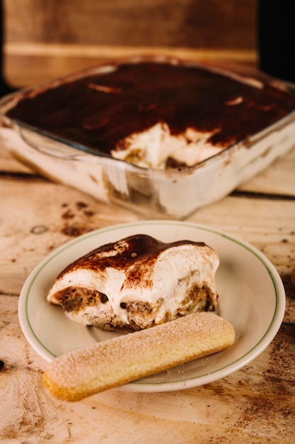 Close-upkoekje en tiramisu