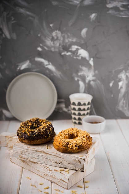 Gratis foto close-upkoekjes op houten raad