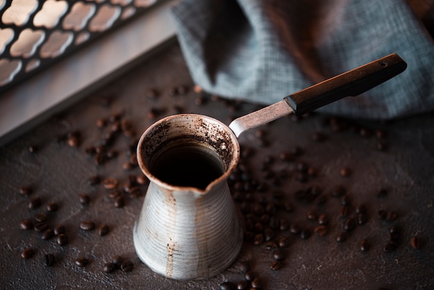 Gratis foto close-upkoffieketel met geroosterde bonen