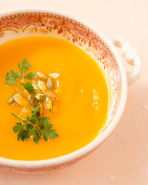 Close-upkom vegetarische soep met zaden