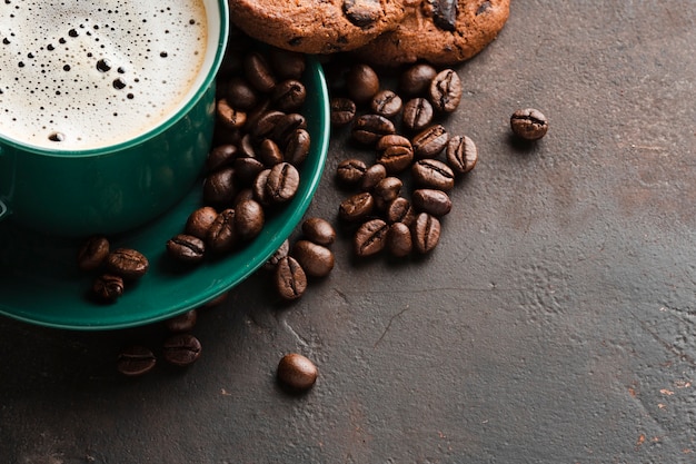 Close-upkop met zwarte koffie wordt gevuld die