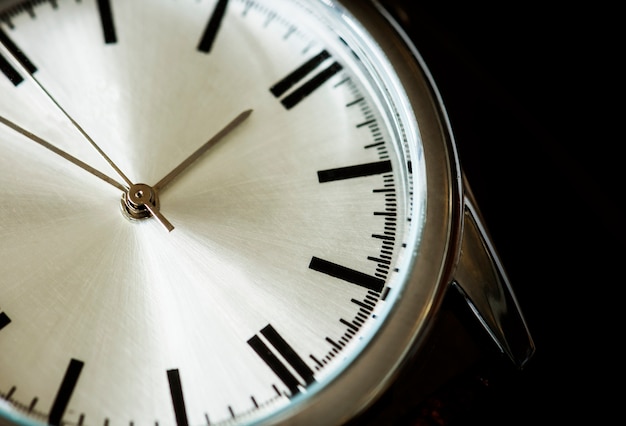 Gratis foto close-upmacro van een horloge wordt geschoten dat