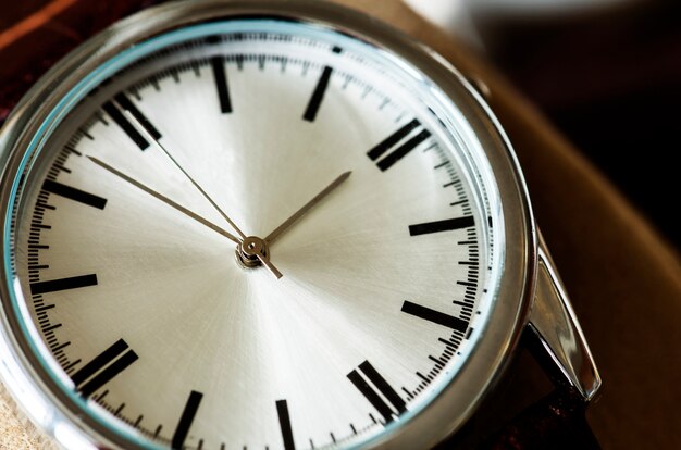 Close-upmacro van een horloge wordt geschoten dat