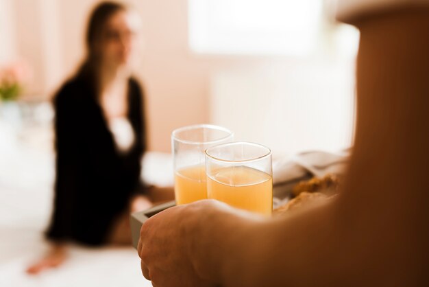 Gratis foto close-upman dienend ontbijt aan jonge vrouw