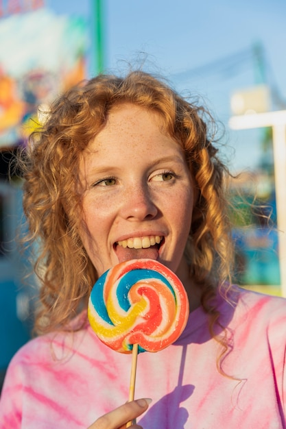 Close-upmeisje die met lolly weg bekijken