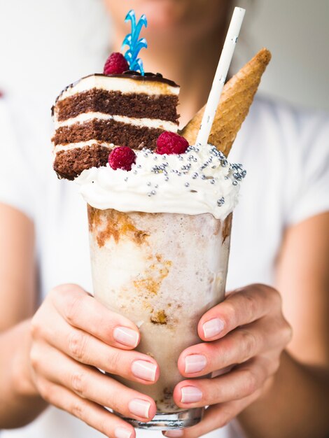 Close-upmening die van vrouw heerlijke milkshake houden