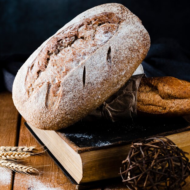 Close-upmening van brood en stokbrood op een boek