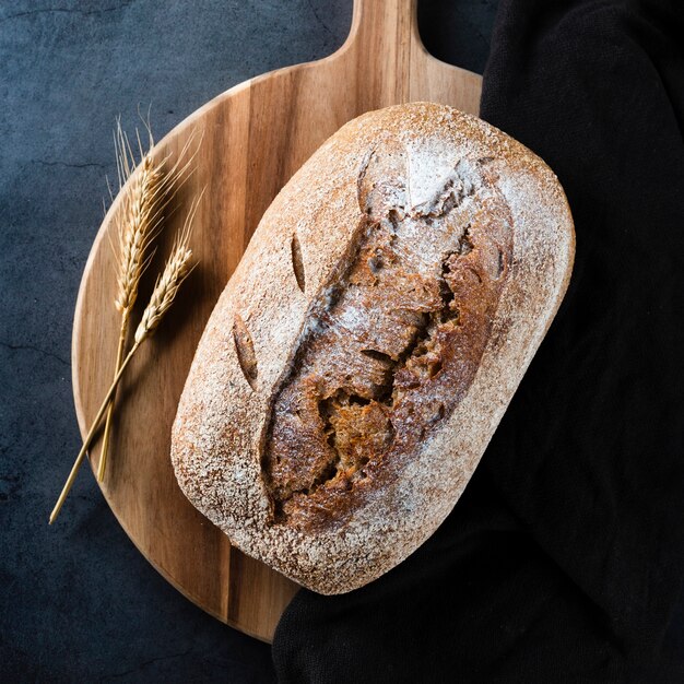 Close-upmening van brood en tarwe op bijl