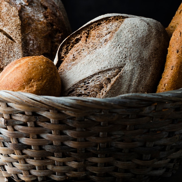 Close-upmening van brood in een mand