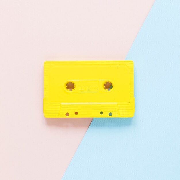 Close-upmening van cassette op roze en blauwe achtergrond