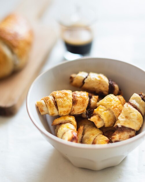 Close-upmening van croissants in een kom