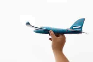 Gratis foto close-upmening van een handholding en een vliegtuig
