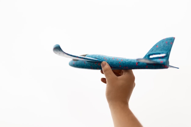 Close-upmening van een handholding en een vliegtuig