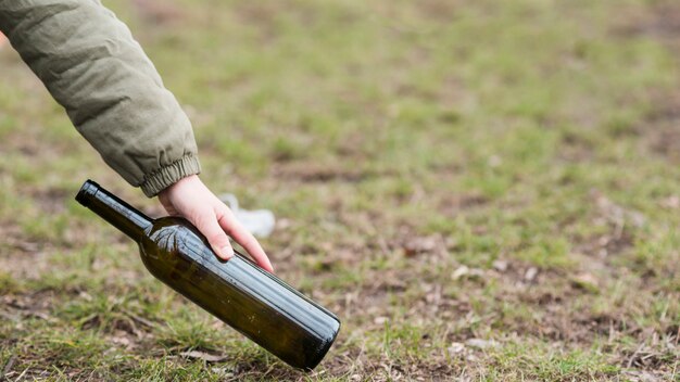 Close-upmening van fles van het meisjes de schoonmakende glas