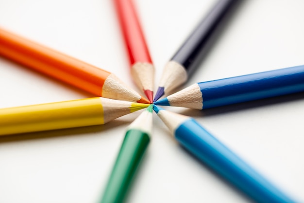Close-upmening van kleurrijke potloden