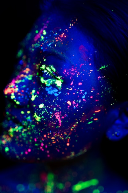 Close-upmening van vrouw met fluorescente samenstelling