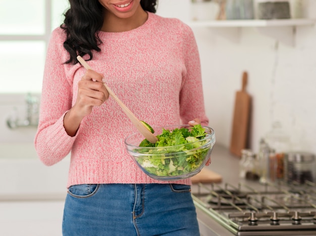 Gratis foto close-upmoeder die gezond voedsel koken