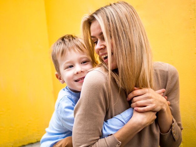 Close-upmoeder en zoon die samen spelen