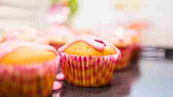 Gratis foto close-upmuffins met roze suikerglazuur