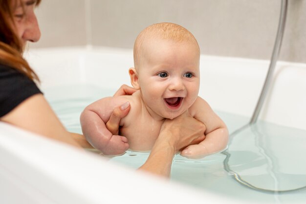 Close-upouder die gelukkige baby wassen