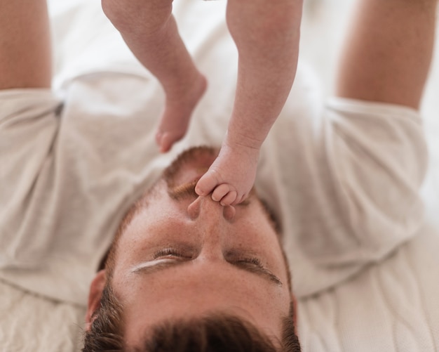 Gratis foto close-upouder die zijn zoon steunt