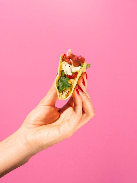 Close-uppersoon met taco en roze achtergrond