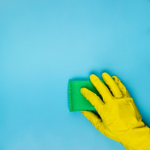 Close-uppersoon schoonmaken met groene spons