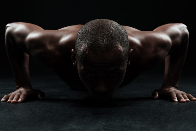 Close-upportret die van de mens van afro Amerikaanse sporten, opdrukoefening doen
