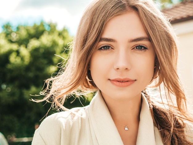 Close-upportret van mooi blond model. Trendy meisje poseren op straat