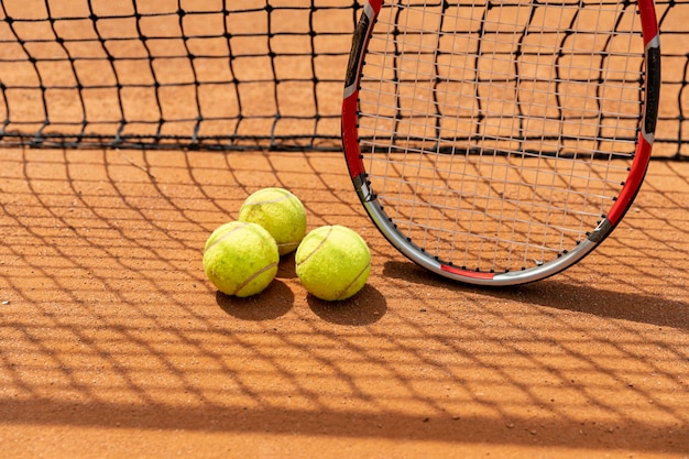 Close-upracket met tennisballen