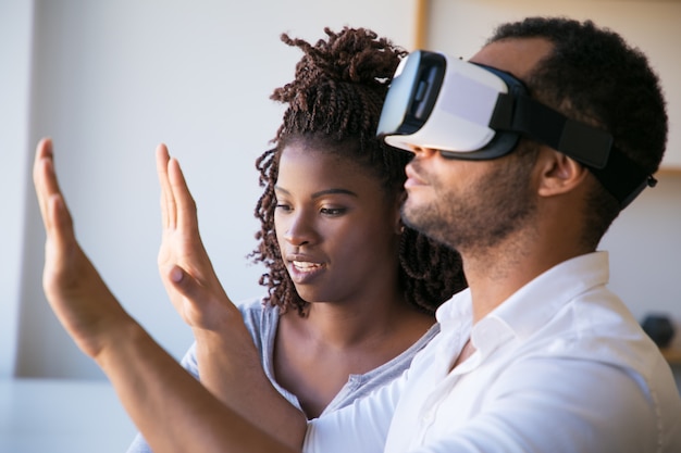 Close-upschot van de mens die virtuele werkelijkheidshoofdtelefoon testen